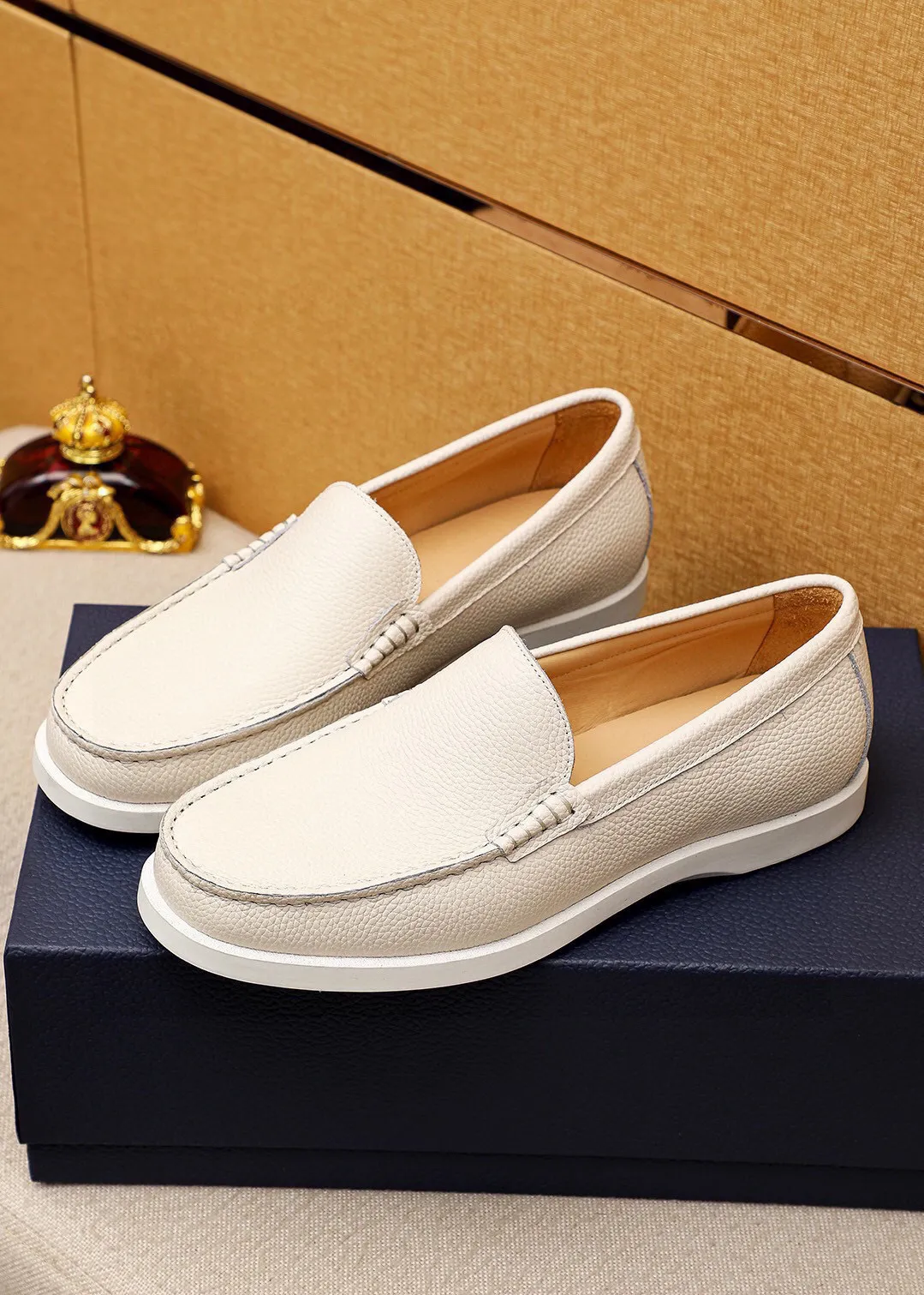 Men's shoes 💰460 💐 Product trademark: Dior "Dior" casual leather shoes Regular size: 38-44 (45.46.47🉑️customized) Product materials: Selected first-layer lychee calfskin upper imported from Italy, imported water-dyed 🐂 cowhide lining. Strong three-dimensional visual effect, rubber outsole Color: 3⃣️colors available